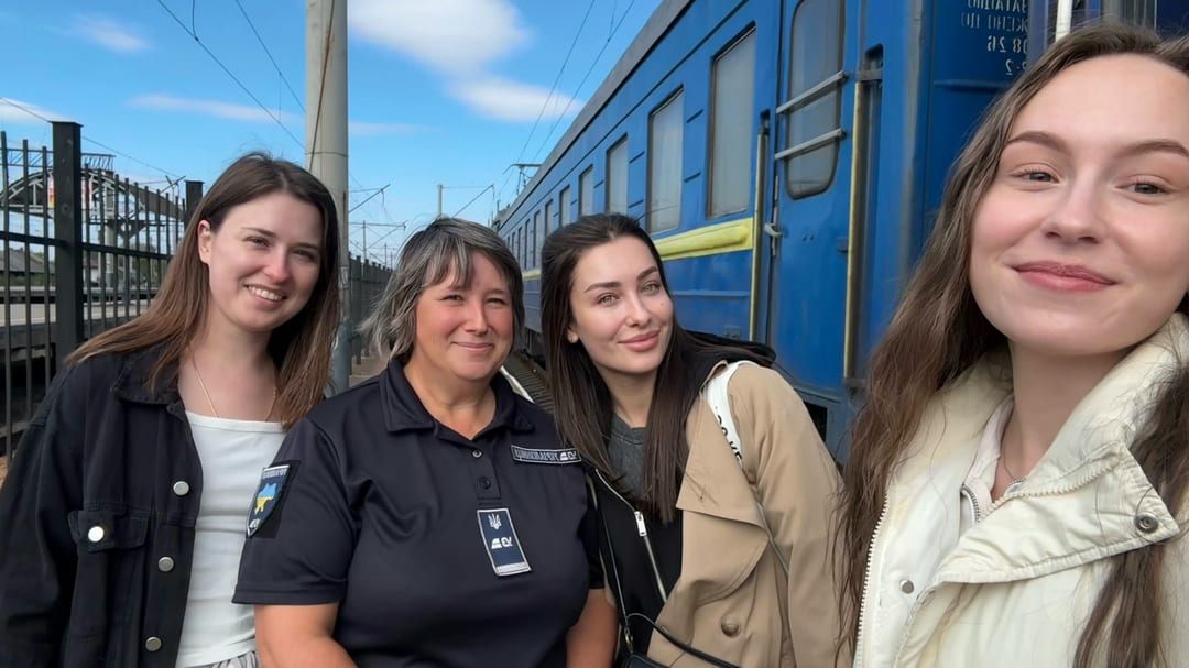 Провідниця «УЗ» допомогла трьом пасажиркам не пропустити потяг до Відня попри обстріли