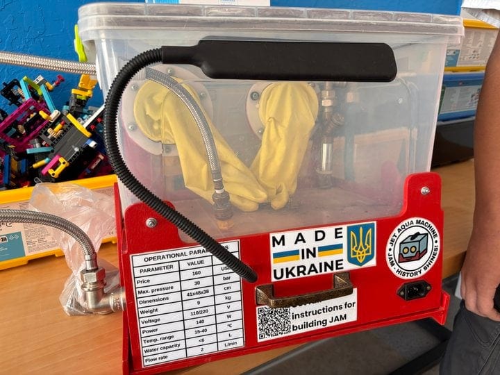 Школярі з Волині створили пристрій, який допомагає очищати археологічні знахідки