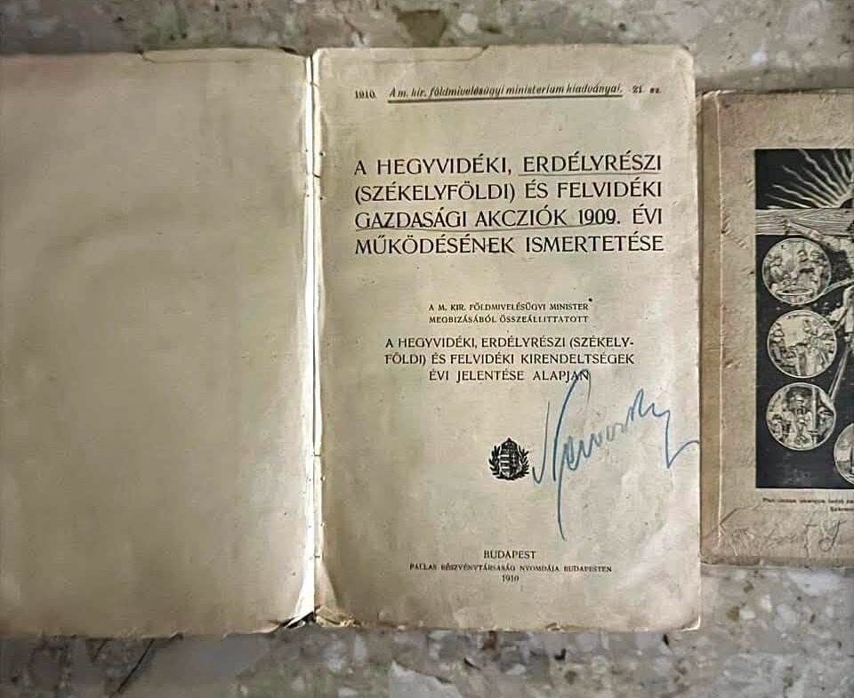На Львівщині прикордонники знайшли дві старовинні книги початку XX століття