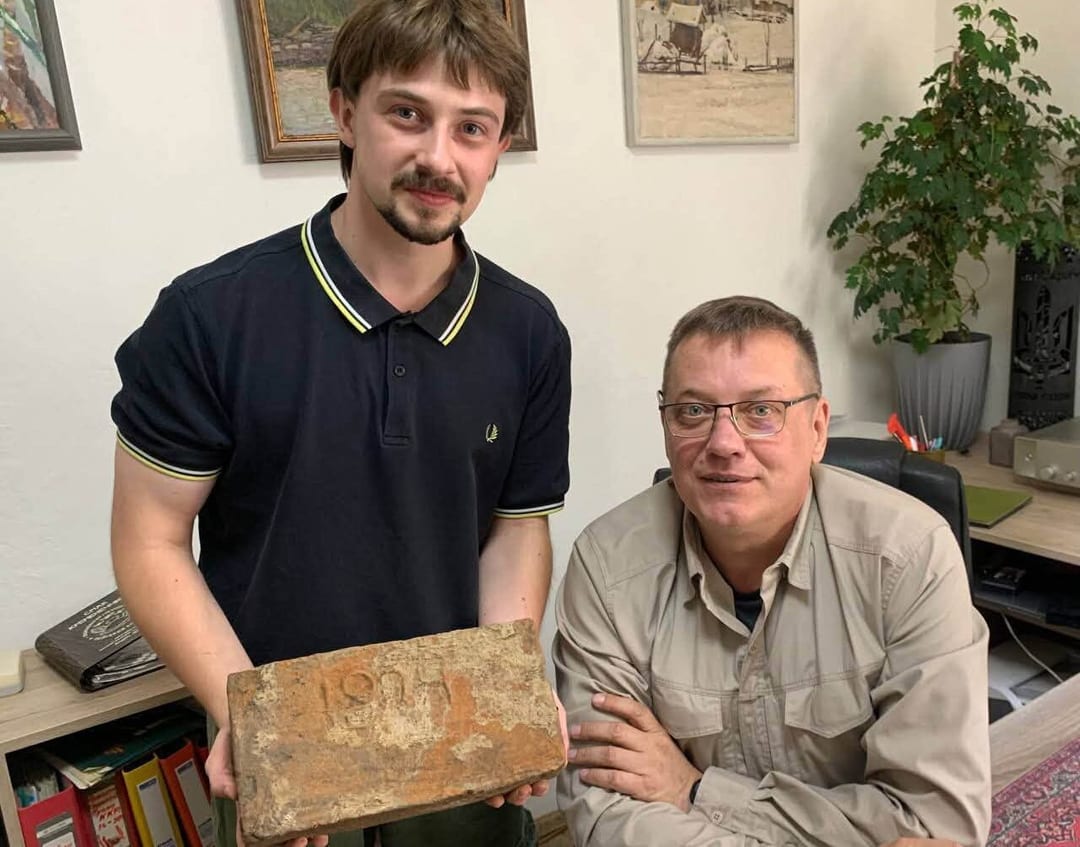 На Тернопільщині під час ремонту водогону знайшли цеглину 1824 року