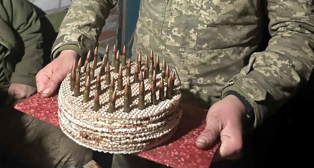 Вафельний торт і патрони замість свічок: військові оригінально привітали побратима з днем народження
