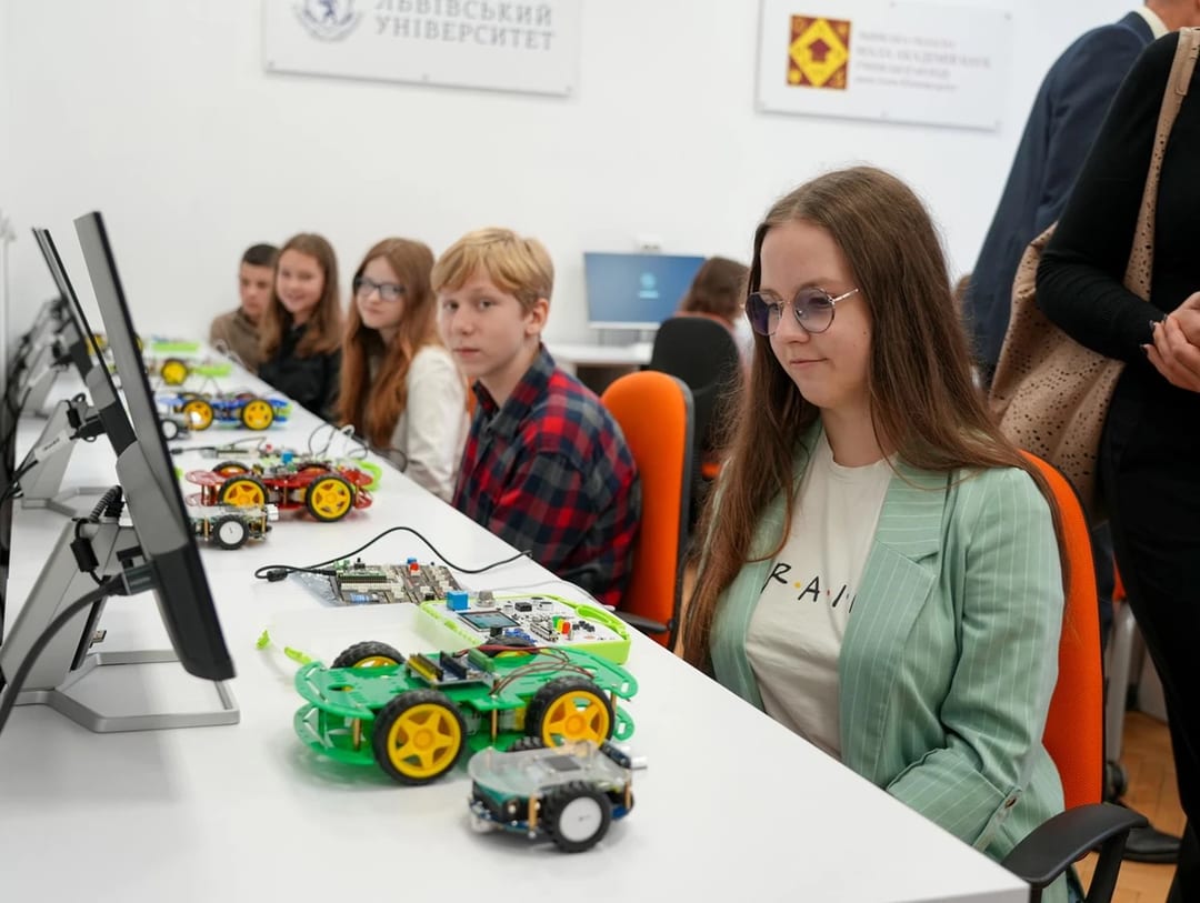 У Львові відкрили лабораторію, де школярі створюватимуть роботів і працюватимуть із ШІ