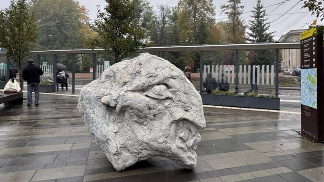 У Львові встановили архаїчну мистецьку композицію з бетону