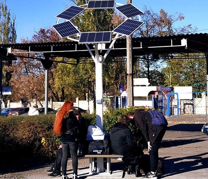 В Краматорске появилось “солнечное дерево” для подзарядки гаджетов
