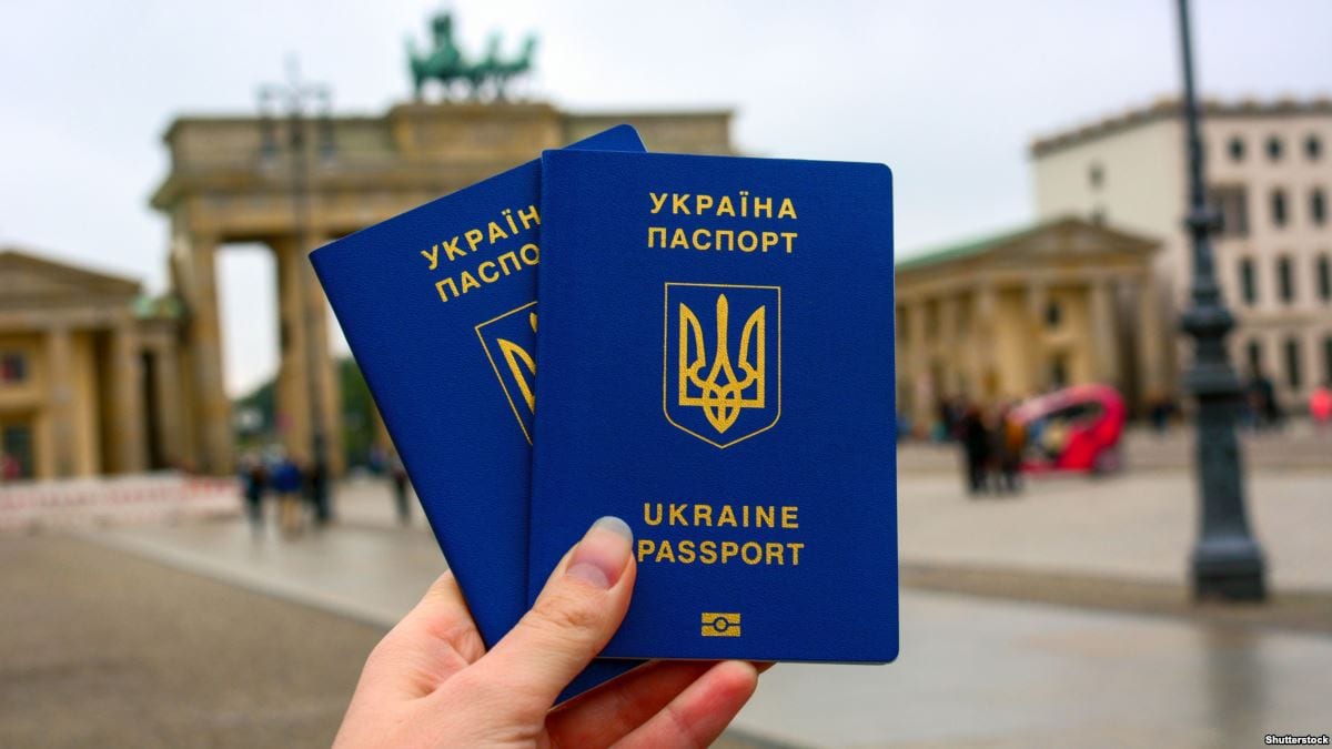 Український паспорт піднявся у світовому рейтингу: деталі