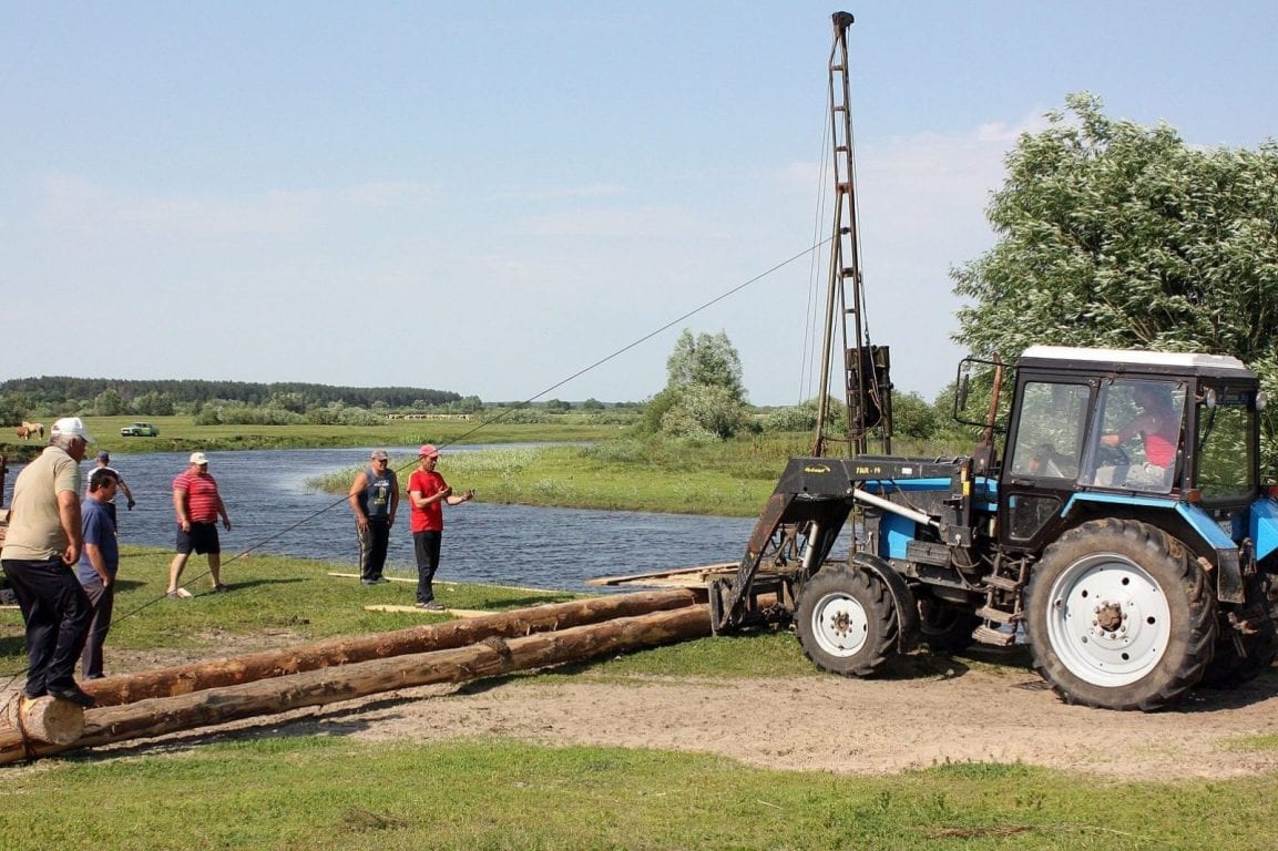 На Чернігівщині жителі села самотужки будують новий міст через річку