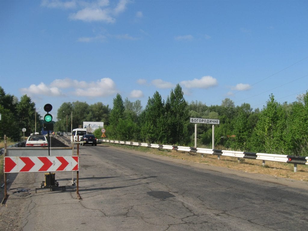 Дорожники завершують ремонт моста поблизу Святогірська