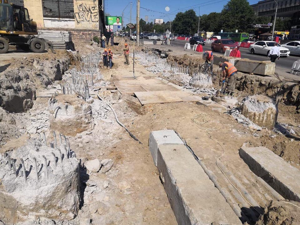У Києві на Шулявці розпочали монтувати опори нового шляхопроводу (ФОТО)