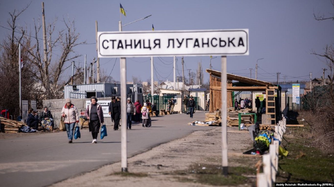 На Донбасі розширюють дорогу до КПВВ у Станиці Луганській (ВІДЕО)