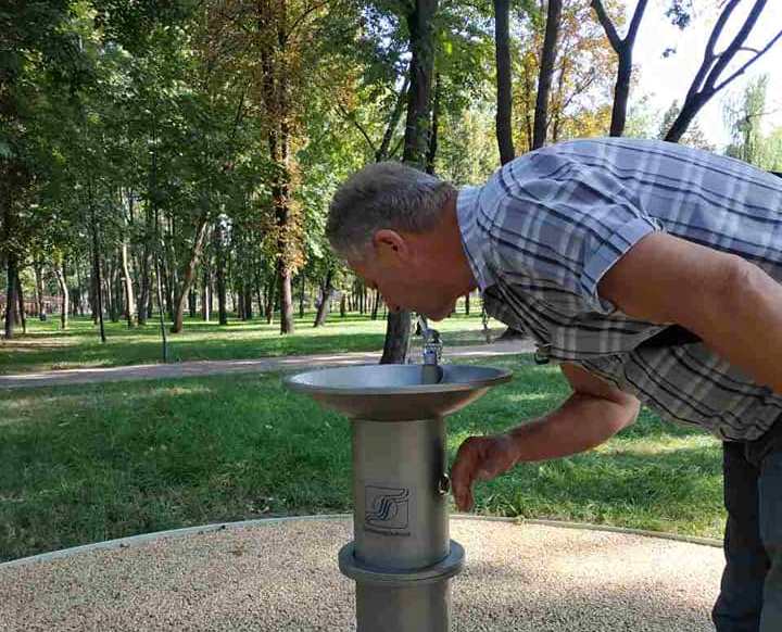 У Києві з’явився перший сенсорний фонтанчик з питною водою