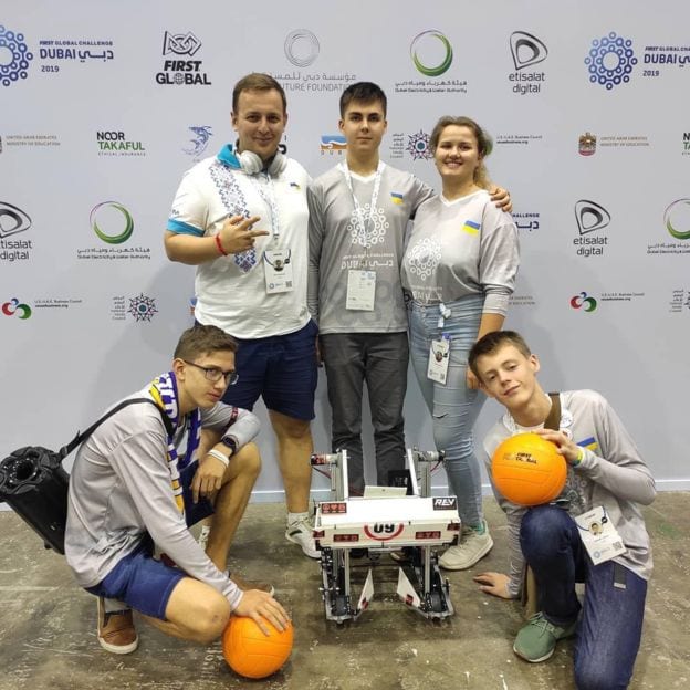 Українські школярі потрапили в десятку найкращих на олімпіаді з робототехніки