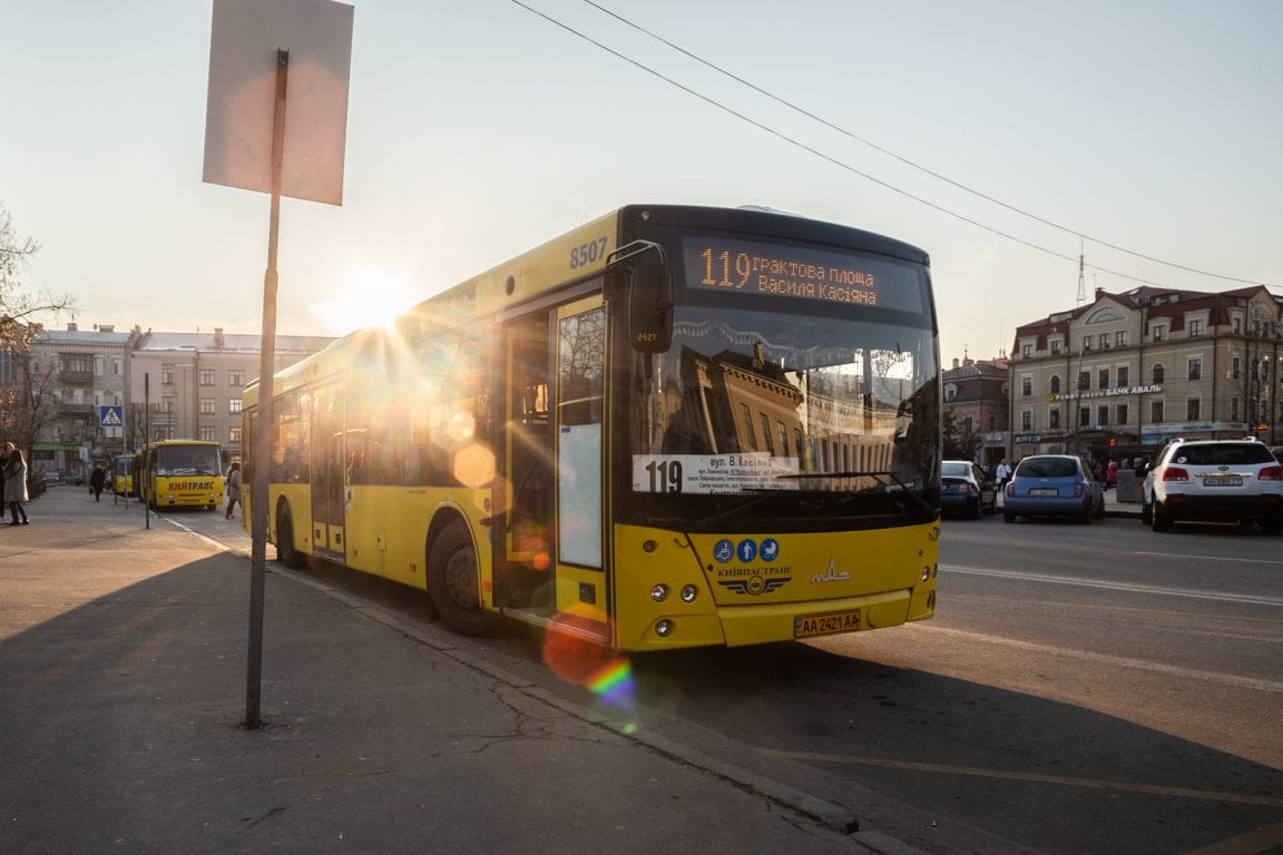 В усьому громадському транспорті Києва можна буде розрахуватися банківськими картками