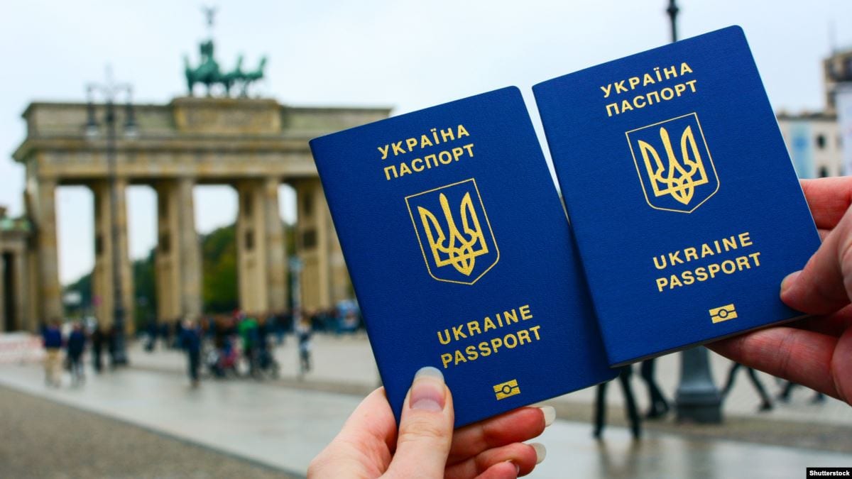 Світовий рейтинг паспортів: Україна продовжує покращувати позиції