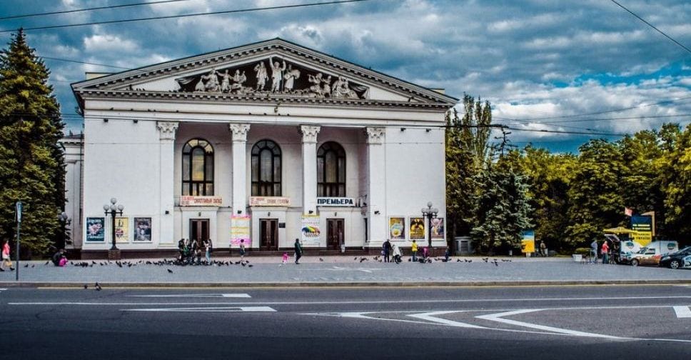 У Маріуполі оновлюють сквер біля Драмтеатру