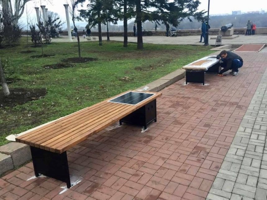 У Миколаєві встановили лавочки з сонячними панелями і USB-портами