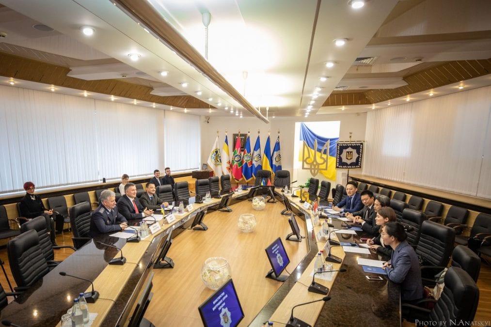 Китай передав аварійно-рятувальну техніку для ДСНС України