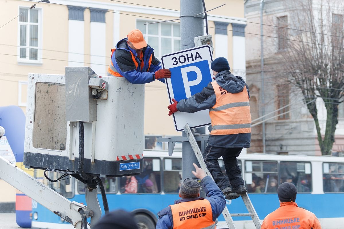 У центрі Вінниці облаштовують 300 додаткових паркомісць (ФОТО)