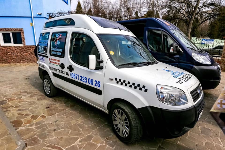 У Хмельницькому придбали два авто для «соціального таксі»