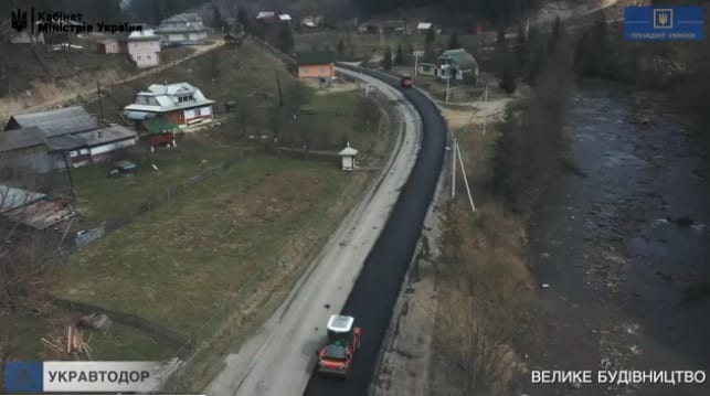 На Прикарпатті асфальтують стратегічну трасу (ВІДЕО)