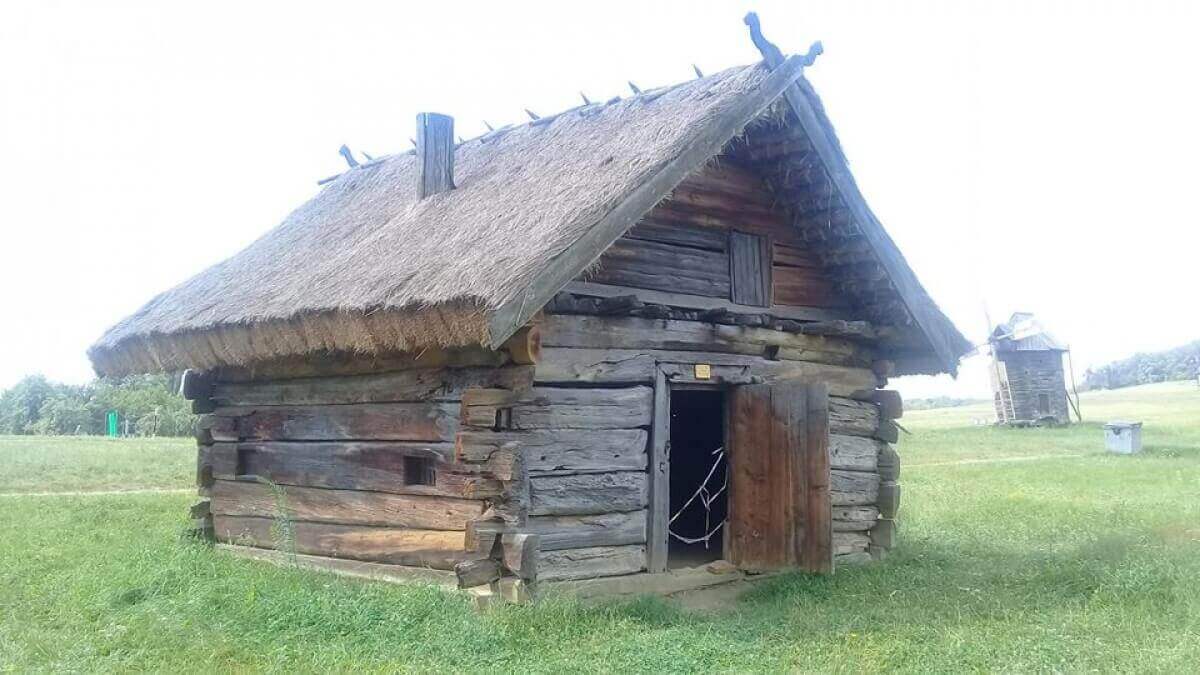 У мережі показали найстарішу хату у Європі, що «родом» з Волині (ФОТО)