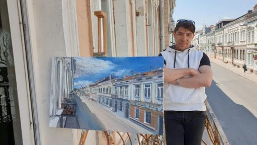 Тернопільський художник перетворив на галерею свій балкон і зачарував усе місто (ВІДЕО)