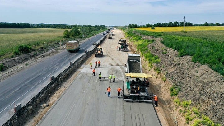 Першу українську бетонку цілодобово будують майже 2 000 дорожників
