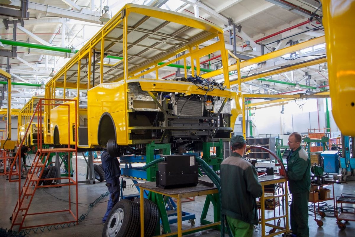 У цехах корпорації “Богдан” складають нову партію шкільних автобусів (ФОТО)