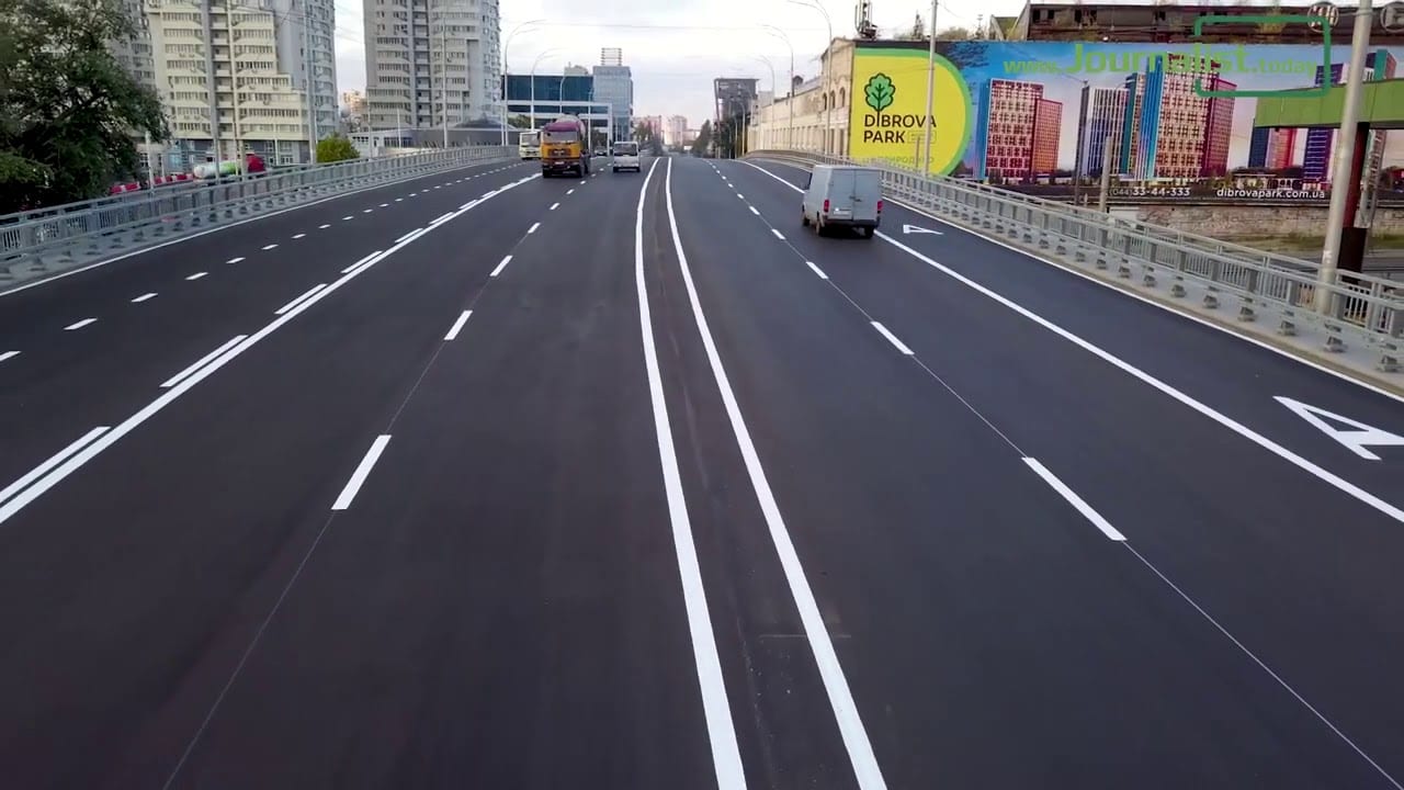 У Києві на Шулявському шляхопроводі встановлюють спеціальну систему освітлення