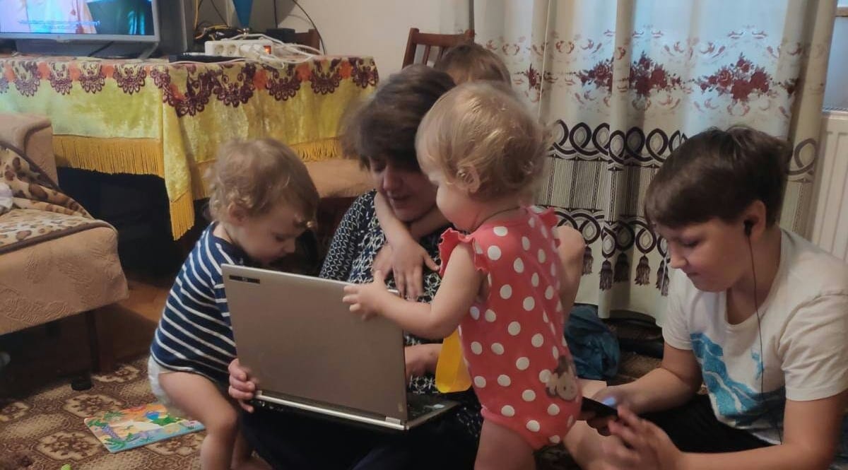 Бабуся влаштовує пенсіонерів на роботу нянями (ВІДЕО)