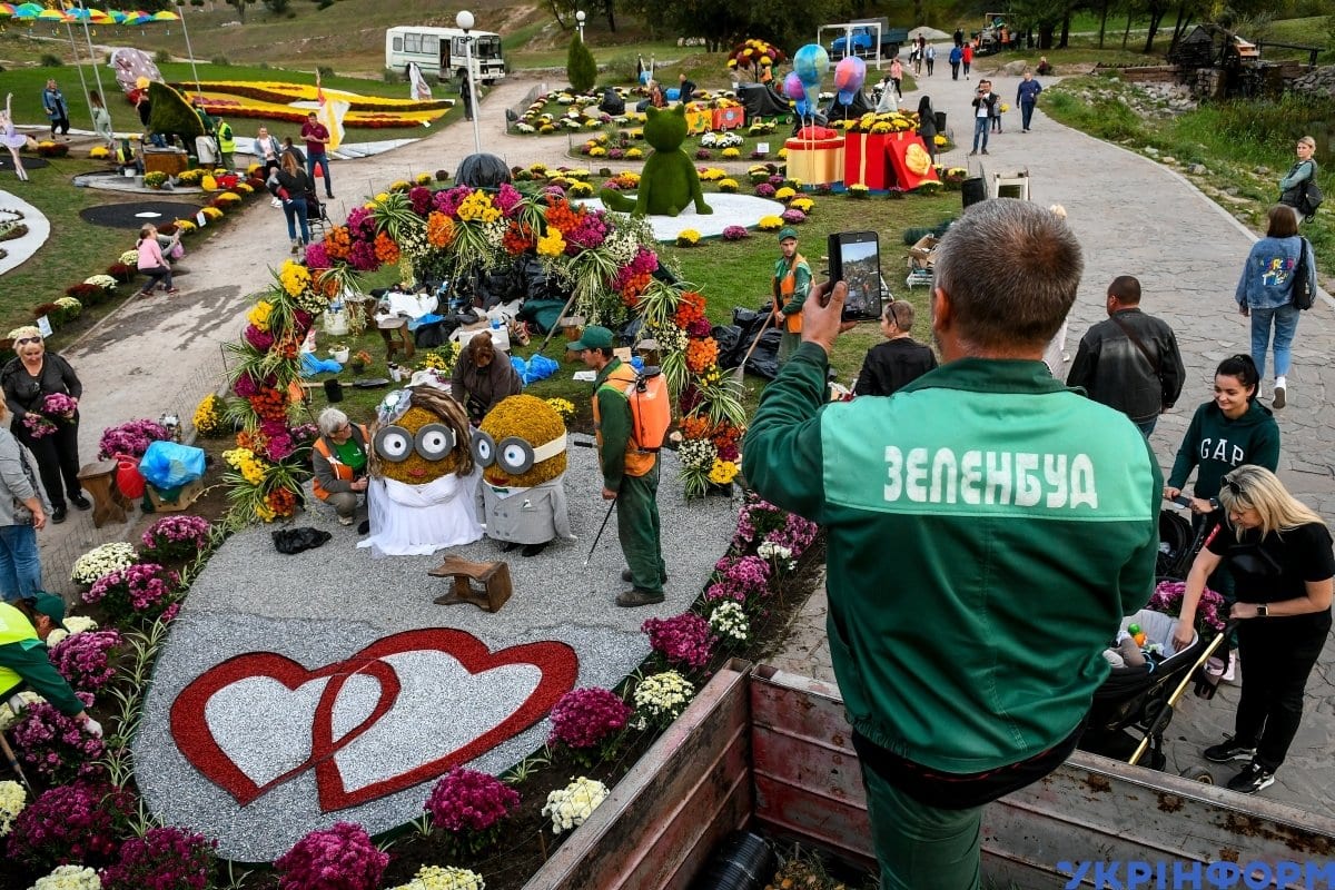 У Запоріжжі створили композицію з тисяч квітів (ФОТО)