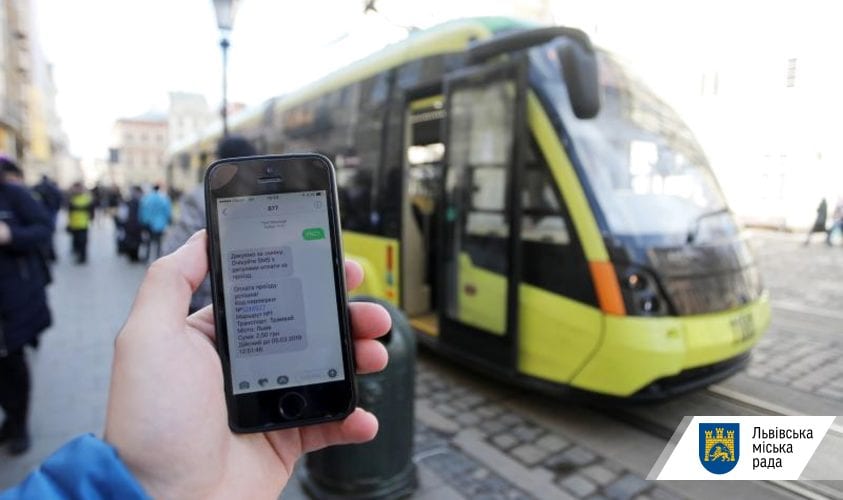 У Львові в автобусах впроваджують оплату проїзду зі смартфону