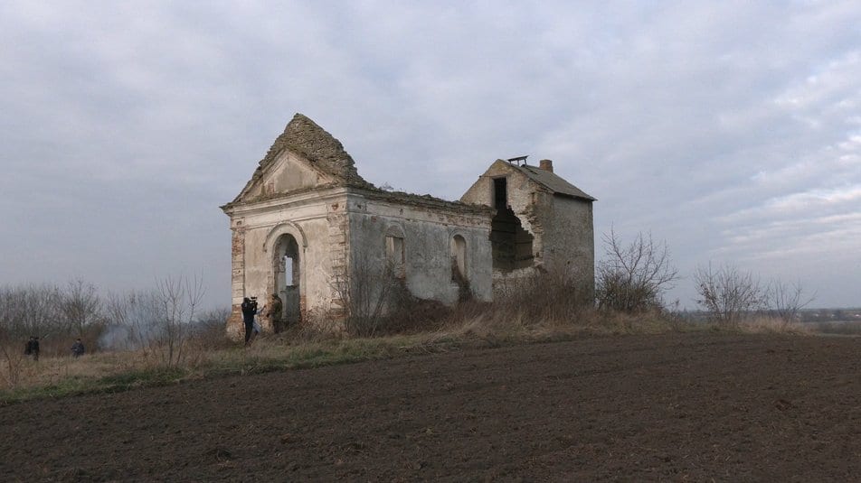 Волонтери влаштували толоку, щоб відновити занедбану каплицю-костел на Рівненщині