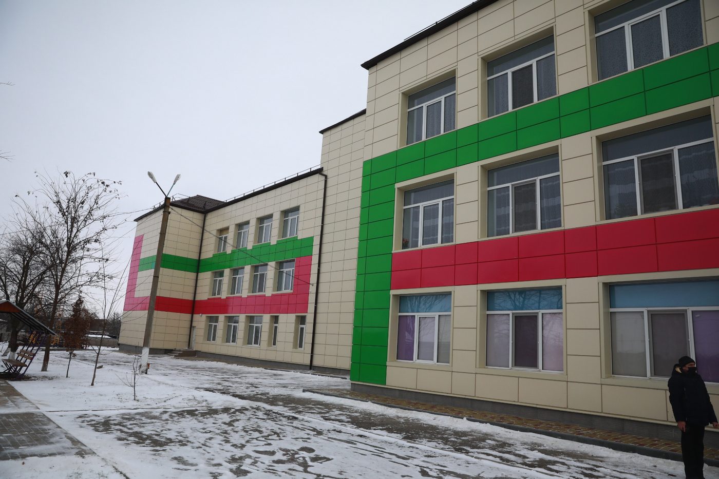 Утеплена і яскрава: як виглядає оновлена гімназія на Запоріжжі