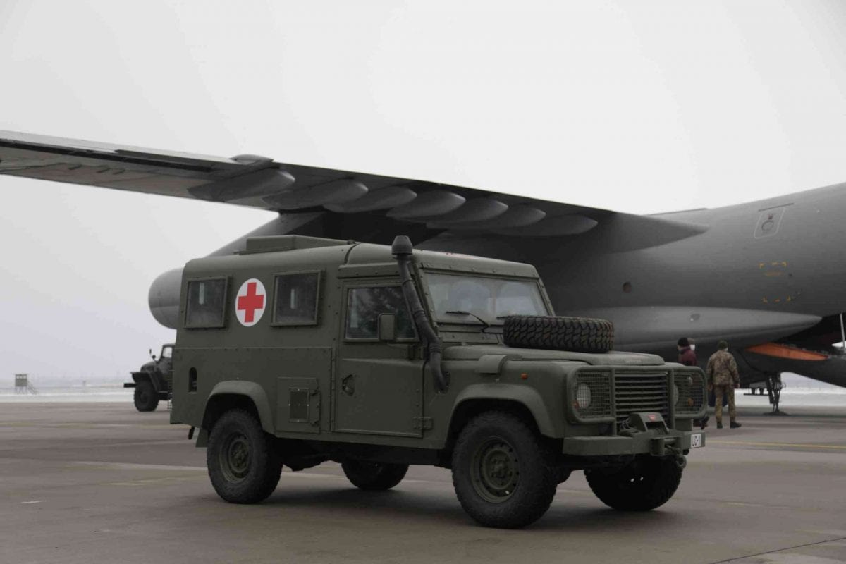Латвія передала українській армії санітарні авто (ФОТО)