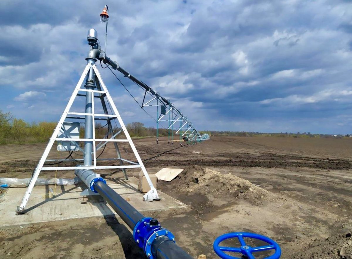 На Миколаївщині монтують першу в Україні двокрилу зрошувальну машину
