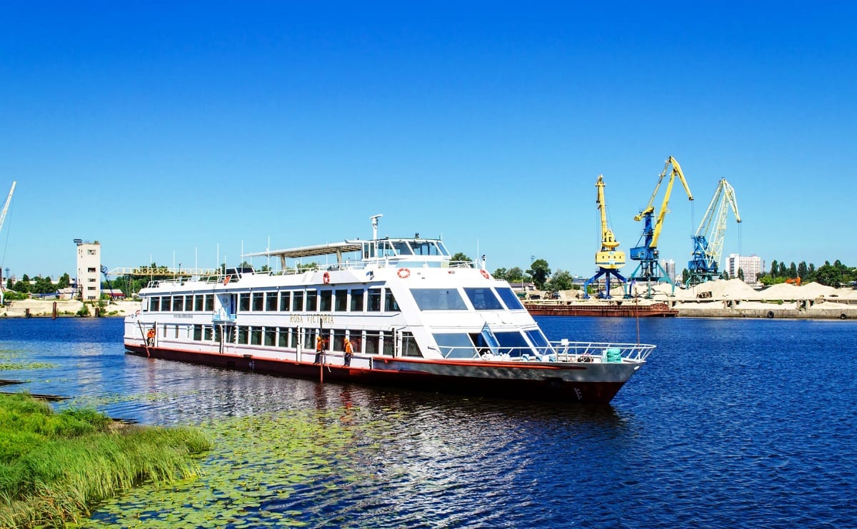 У Києві спустили на воду теплохід, побудований в Австрії (ФОТО)