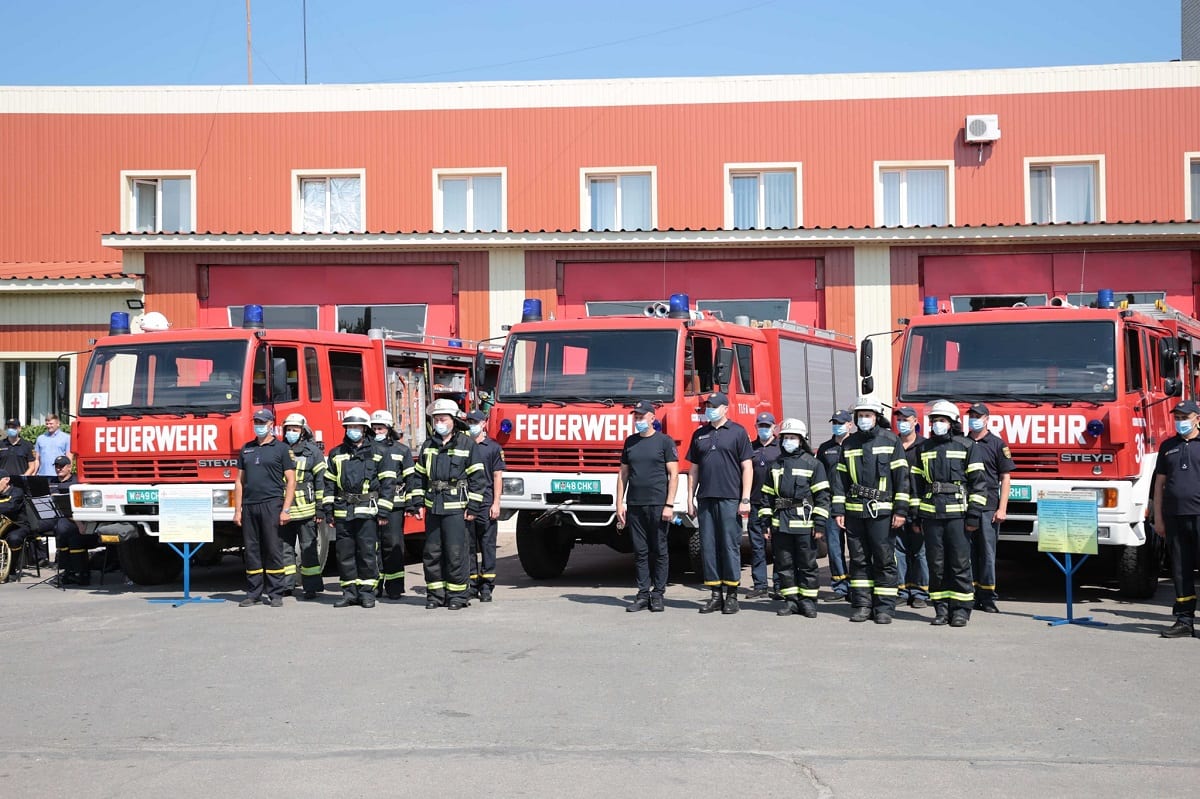 Рятувальники Луганщини отримали 9 спецавтівок для ліквідації пожеж (ФОТО)