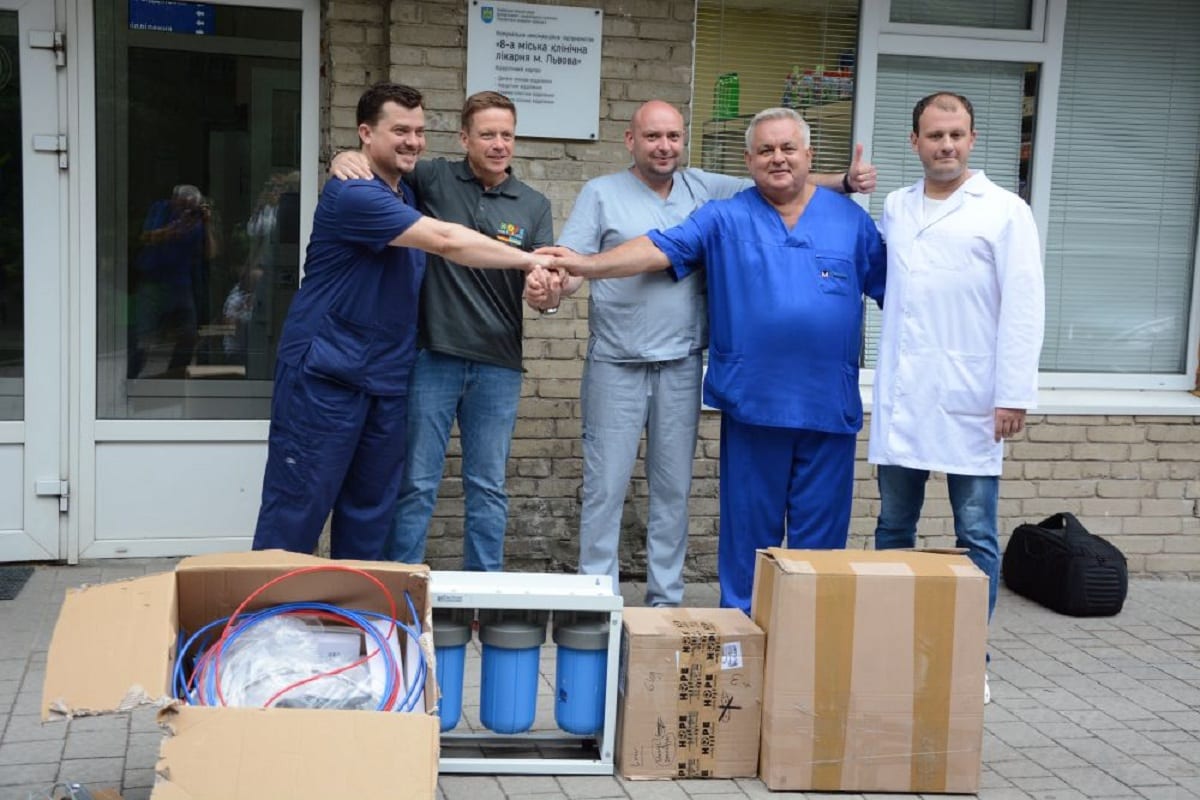 Благодійники подарували Львівській лікарні очисну систему води