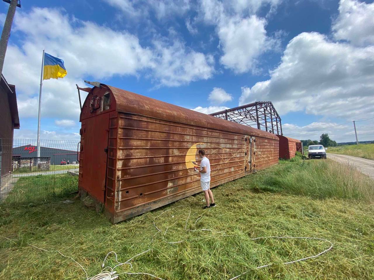 Компанія АГТПЛЮС зі старих вагонів на Київщині створила арт-об’єкт (ФОТО)