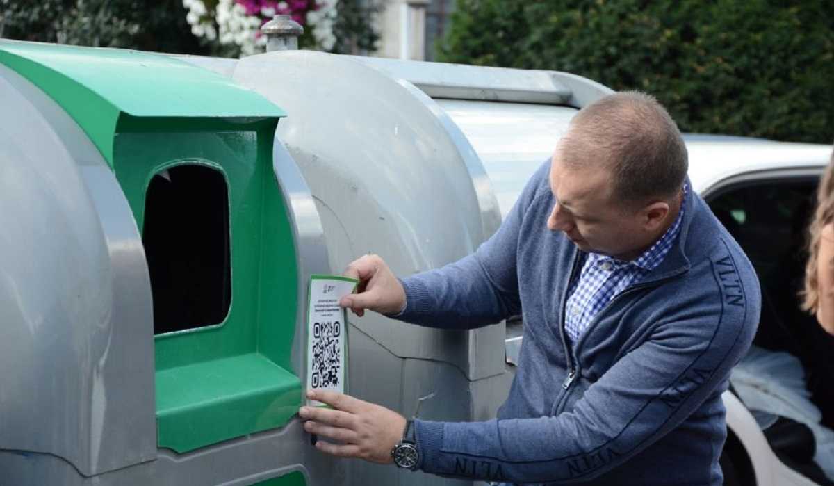 У Львові на смітниках розклеїли QR-коди для контролю роботи перевізників