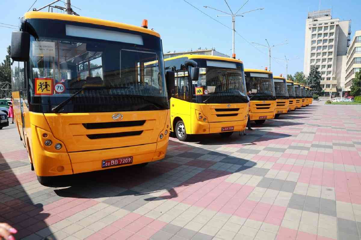 Громади Запоріжжя отримали 10 нових шкільних автобусів (ФОТО)