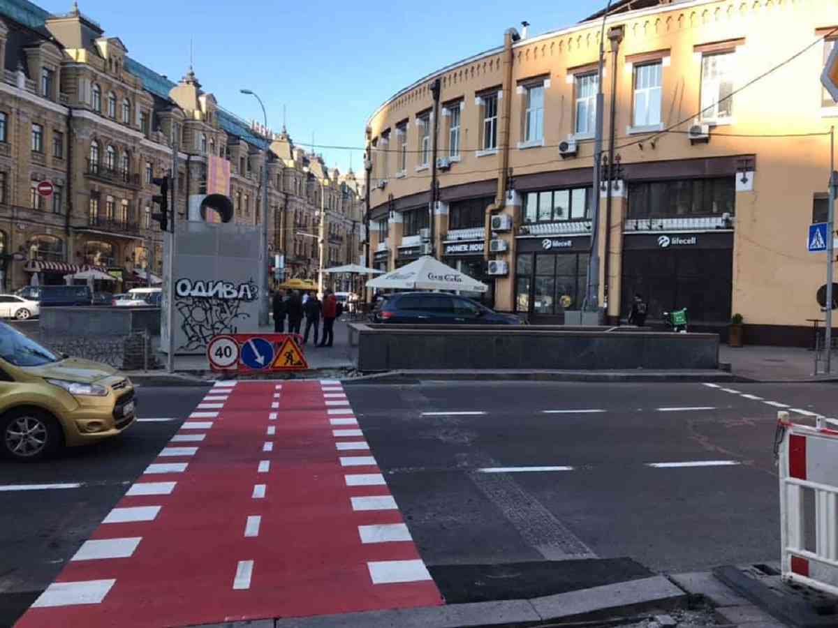 На столичній Бессарабці почали облаштовувати нову велодоріжку (ФОТО)