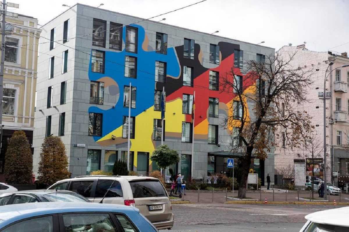 На будівлі посольства Німеччини у Києві з’явилася композиція у стилі тейп-арт