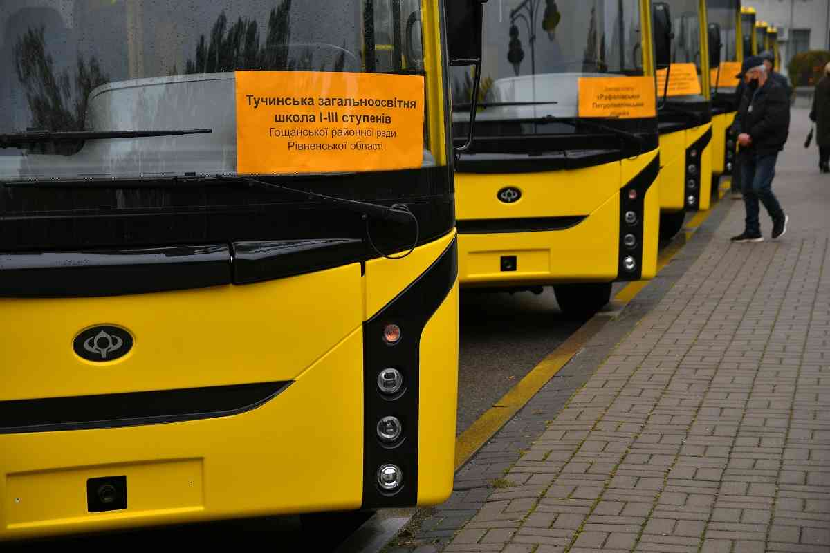 15 шкіл Рівненщини отримали нові автобуси