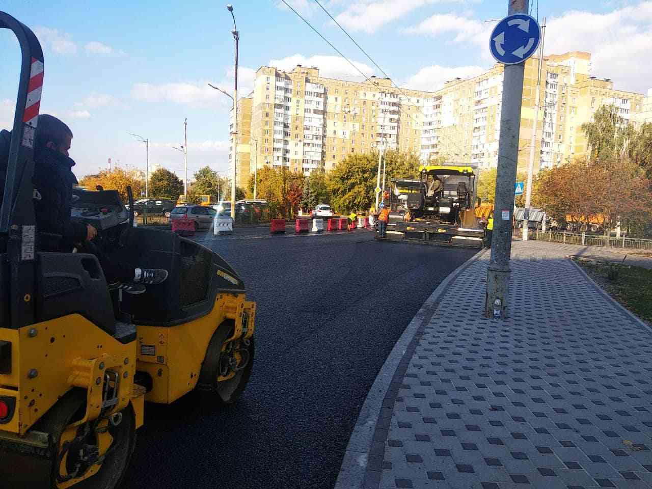 У Києві завершують ремонт дороги на Святошино: будуть нові тротуари і велодоріжка (ФОТО)
