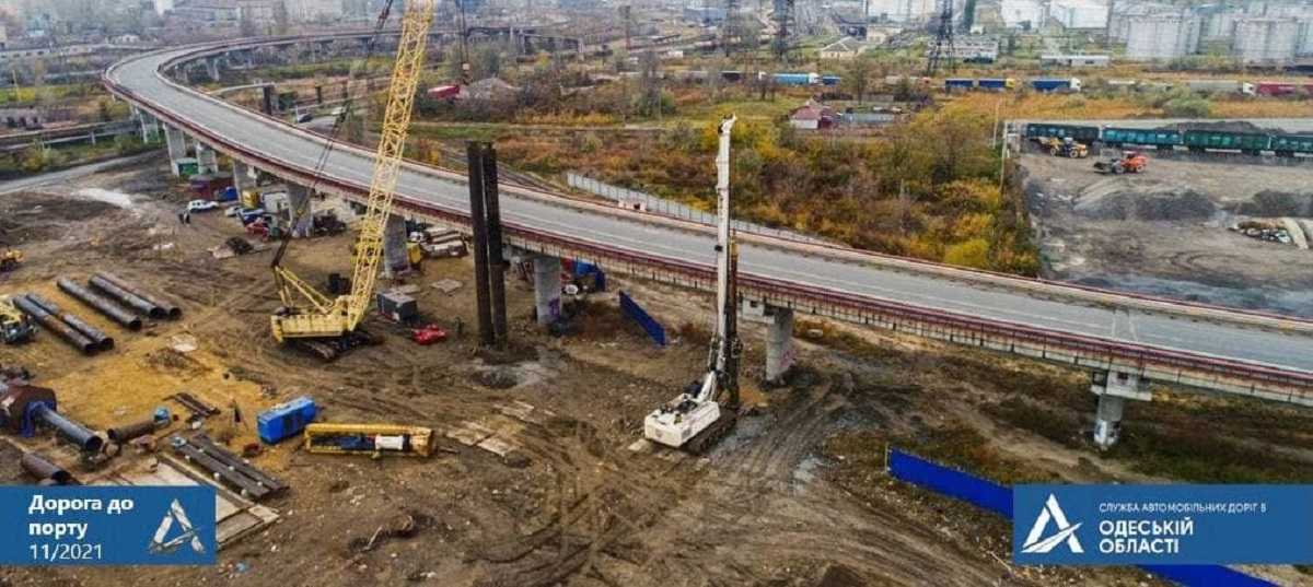 На будівництві дороги до Одеського порту встановили перші опори майбутньої естакади