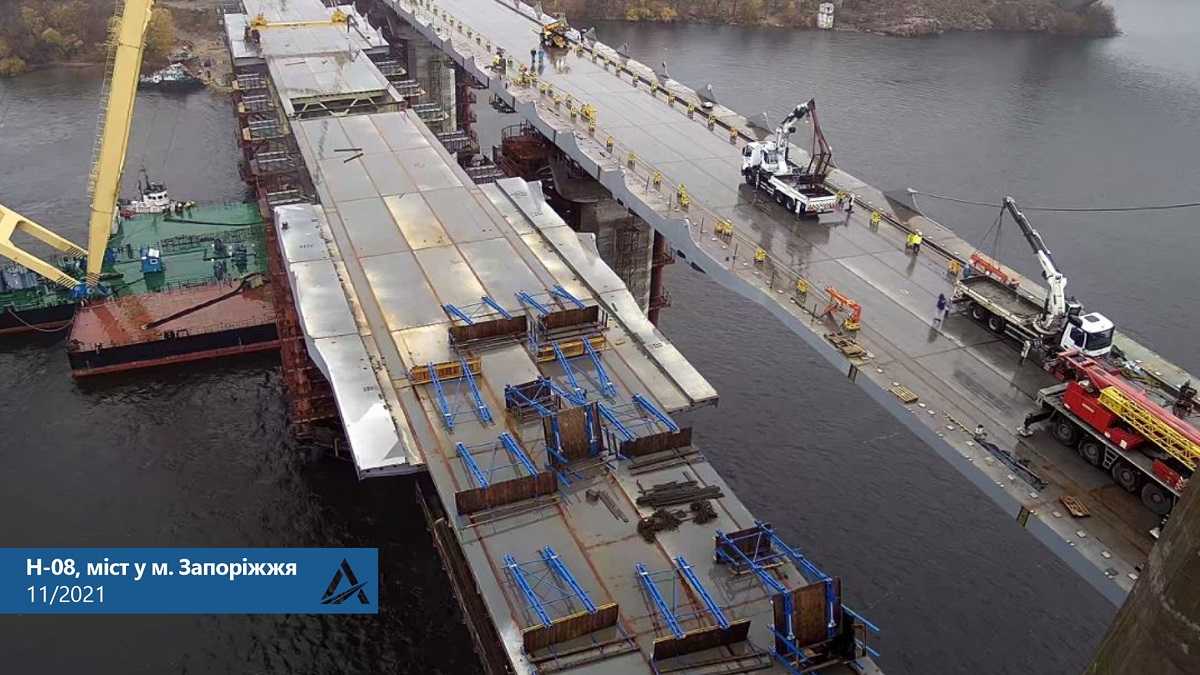 У Запоріжжі на вантовому мосту змонтували секцію вагою 705 тонн