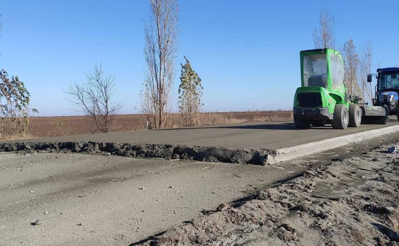 На Миколаївщині завершують будівництво бетонної дороги до морського порту (ФОТО)