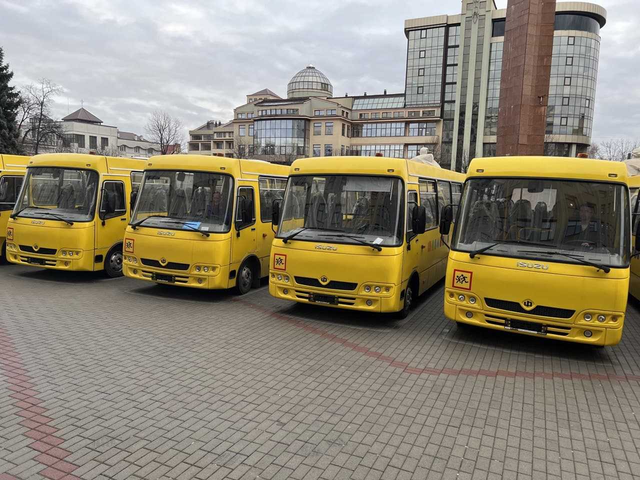 Громади Івано-Франківщини отримали 12 шкільних автобусів