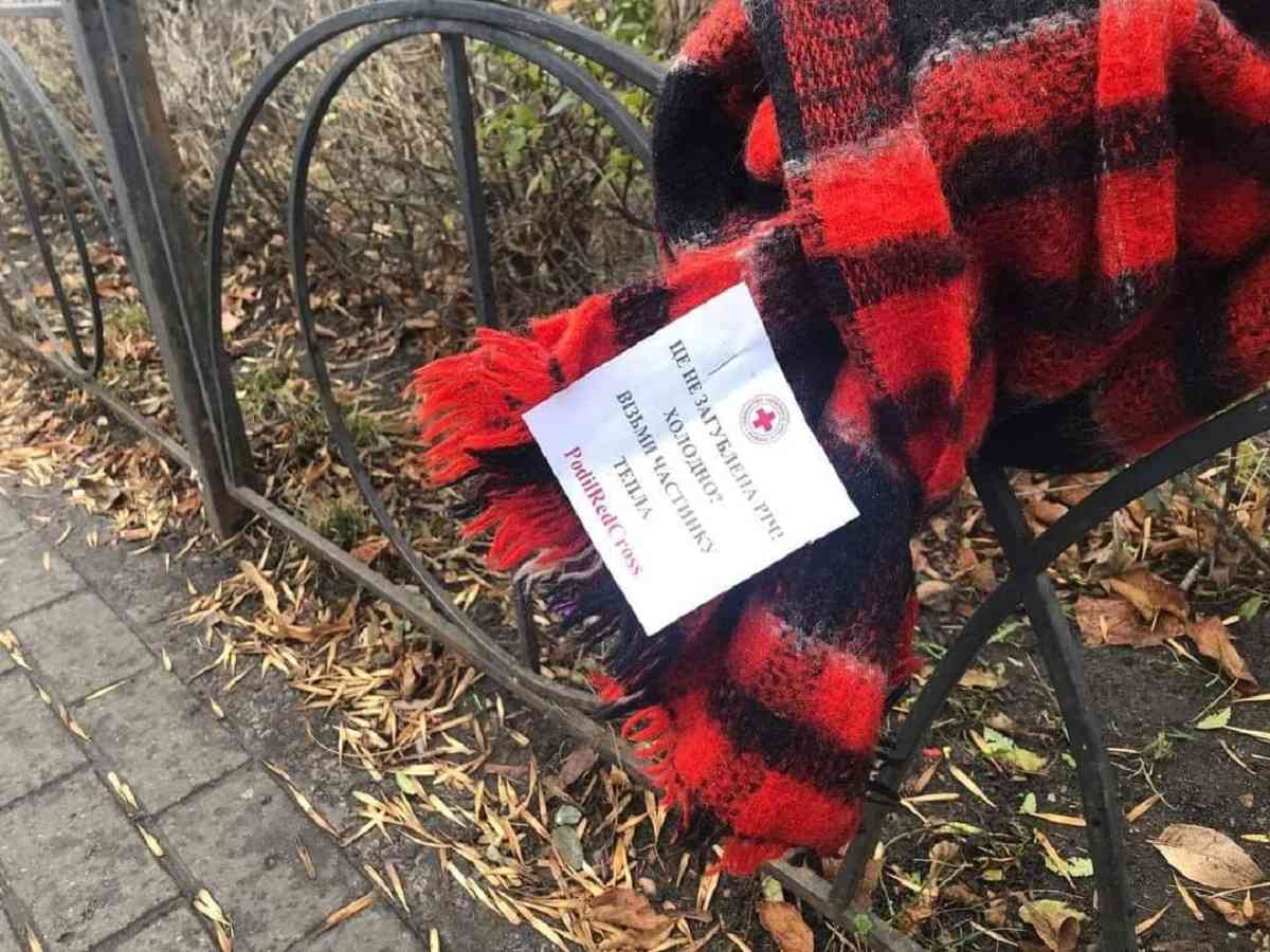 У Києві волонтери Червоного хреста започаткували акцію «Добрий шарф» і роздають теплі речі
